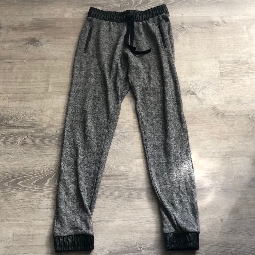 Grey joggers with faux leather trim - size M